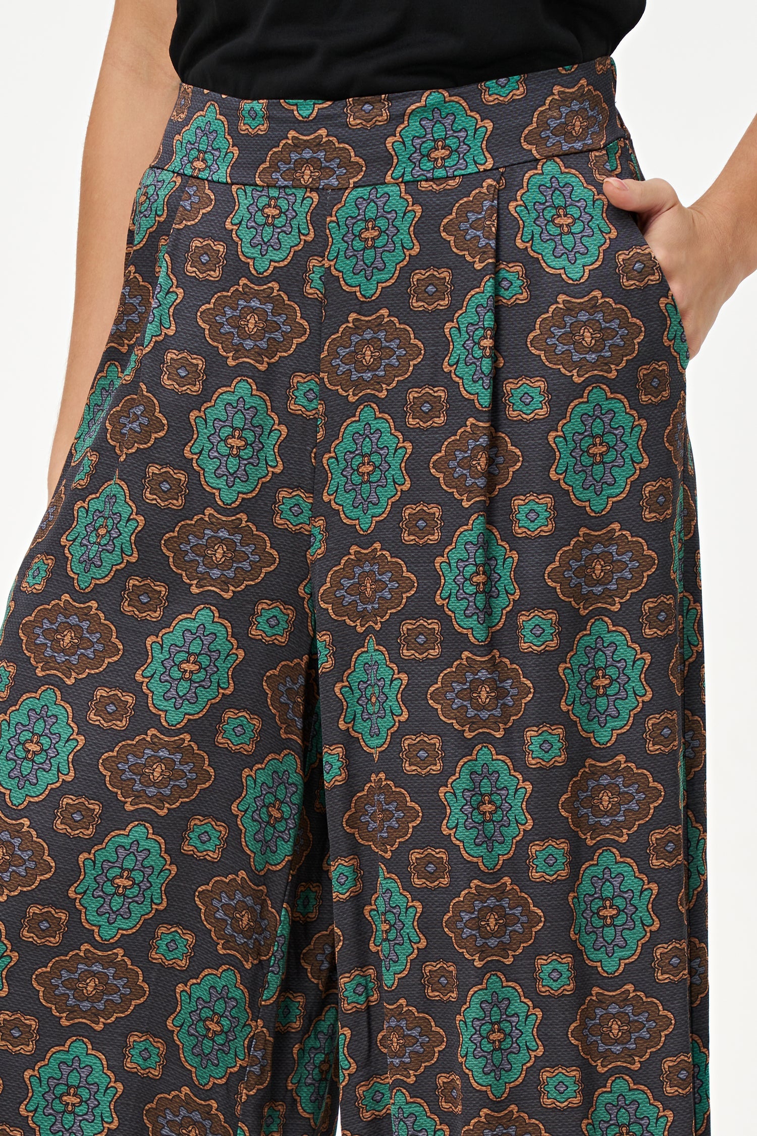 Women's Woven Printed Pull-On Wide Leg Pants With Slash Pockets