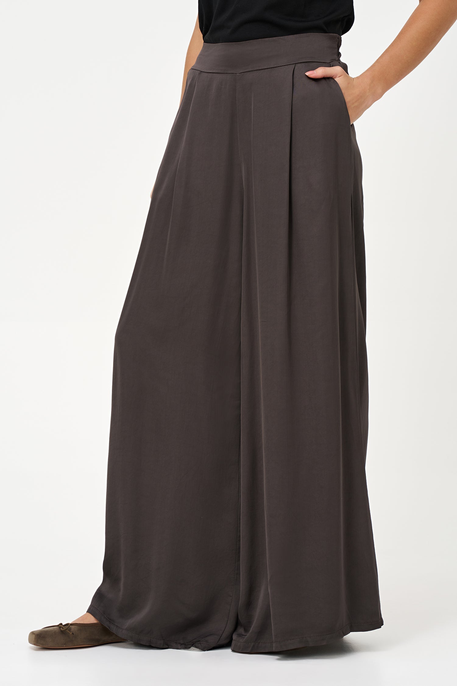Women's Woven Pull-On Wide Leg Pants With Slash Pockets
