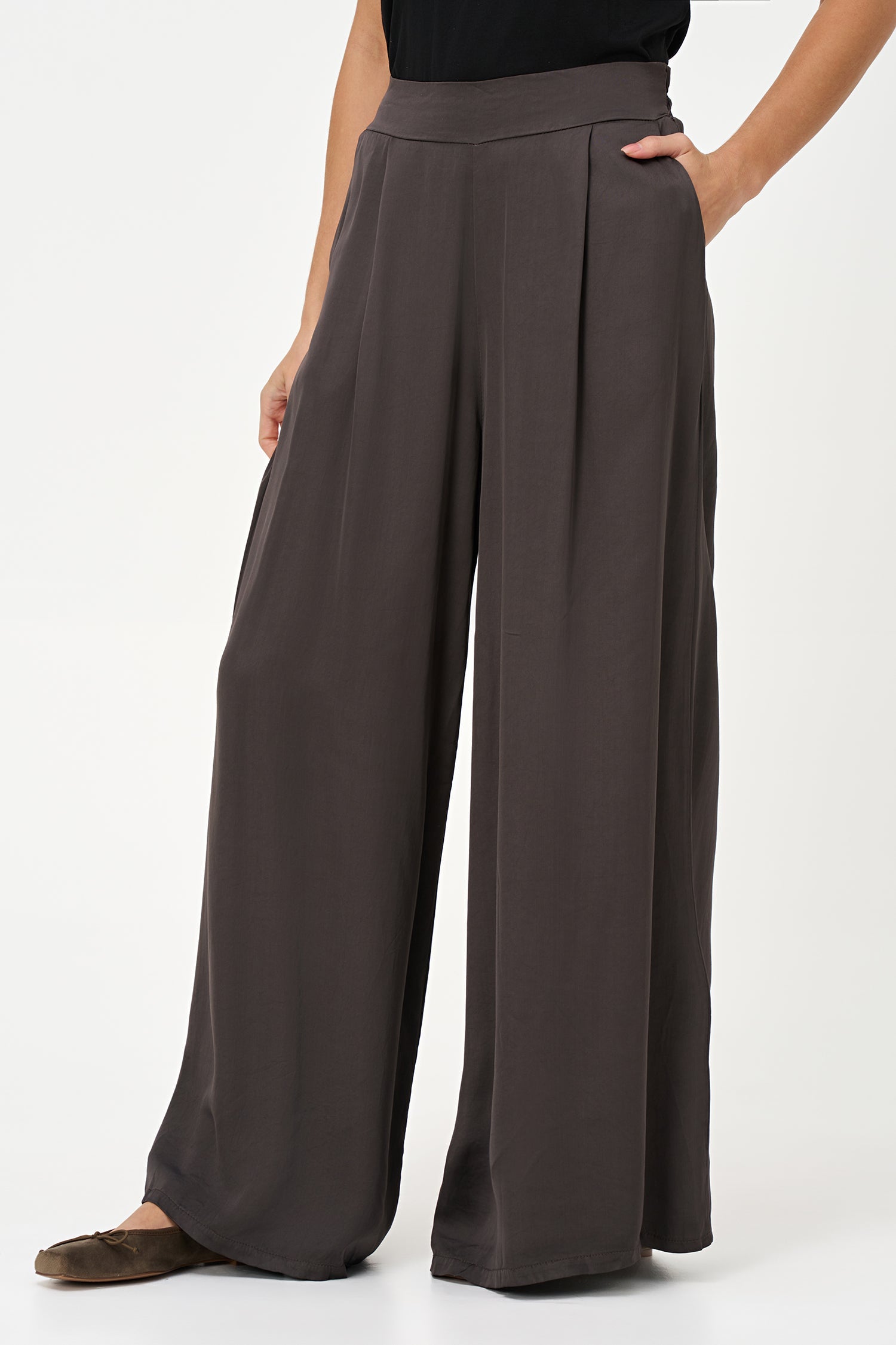 Women's Woven Pull-On Wide Leg Pants With Slash Pockets