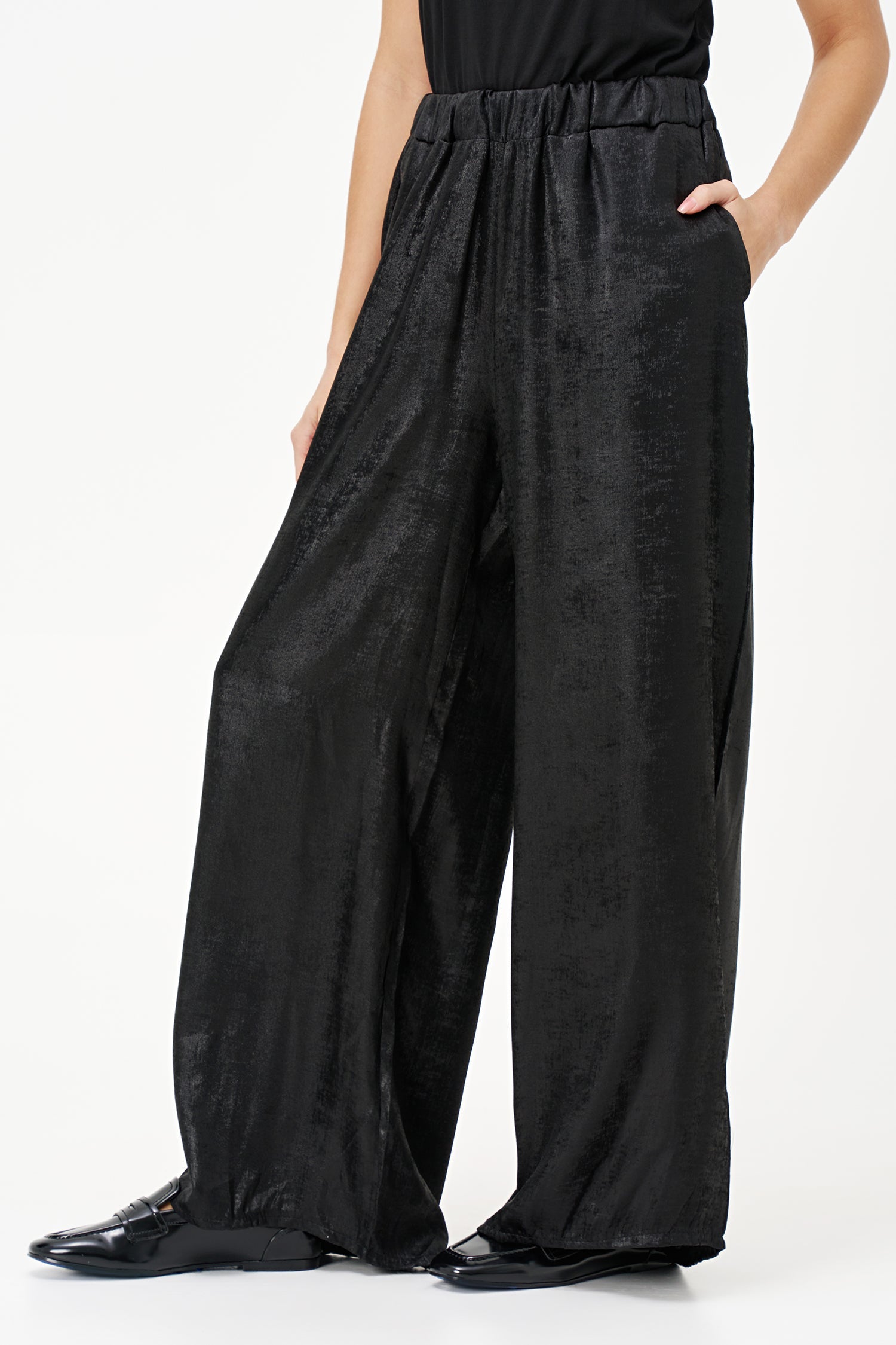 Women's woven pull-on wide leg pants, with slash pockets