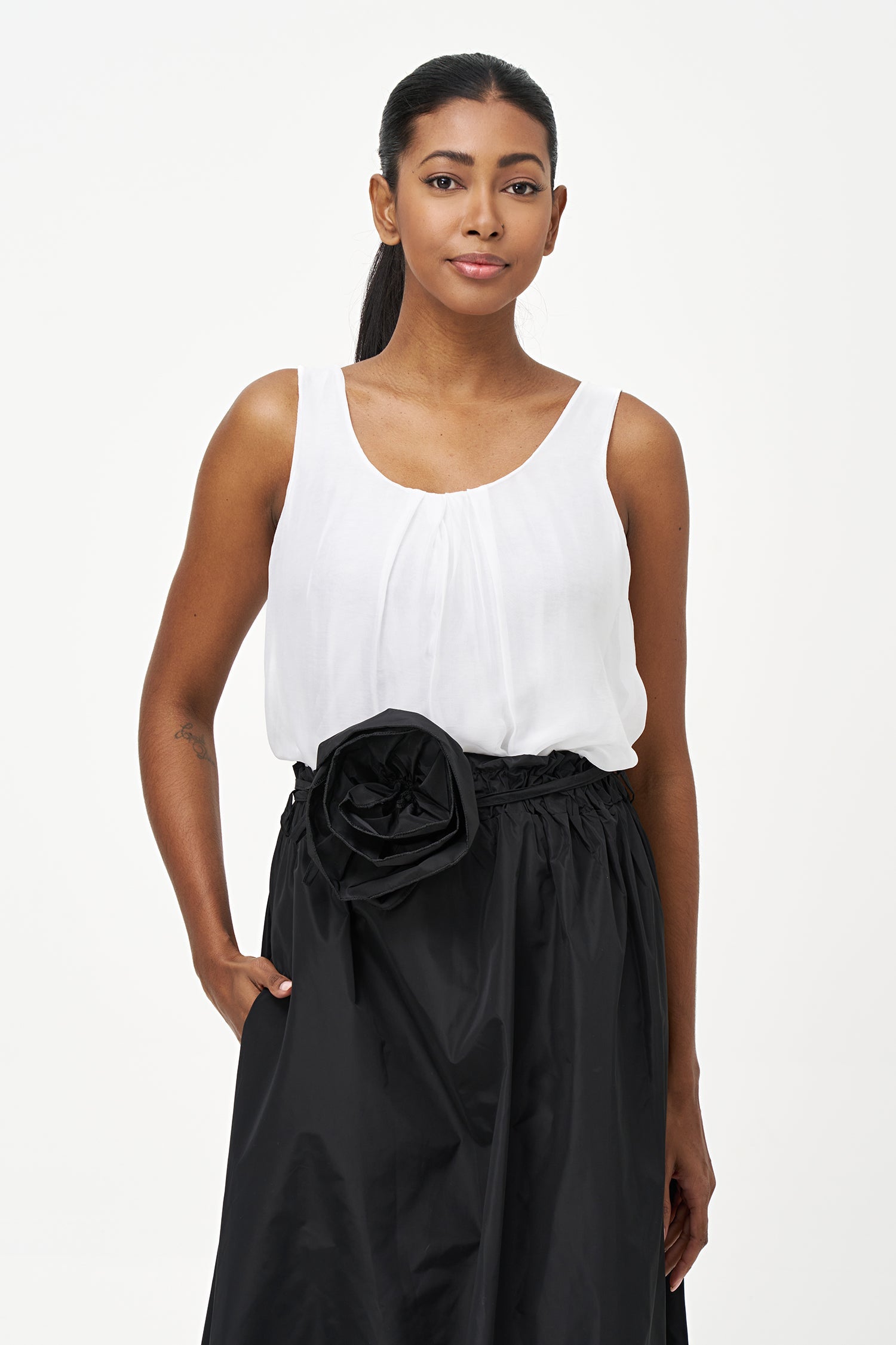 Women's Woven Scoop Neck Sleeveless Top