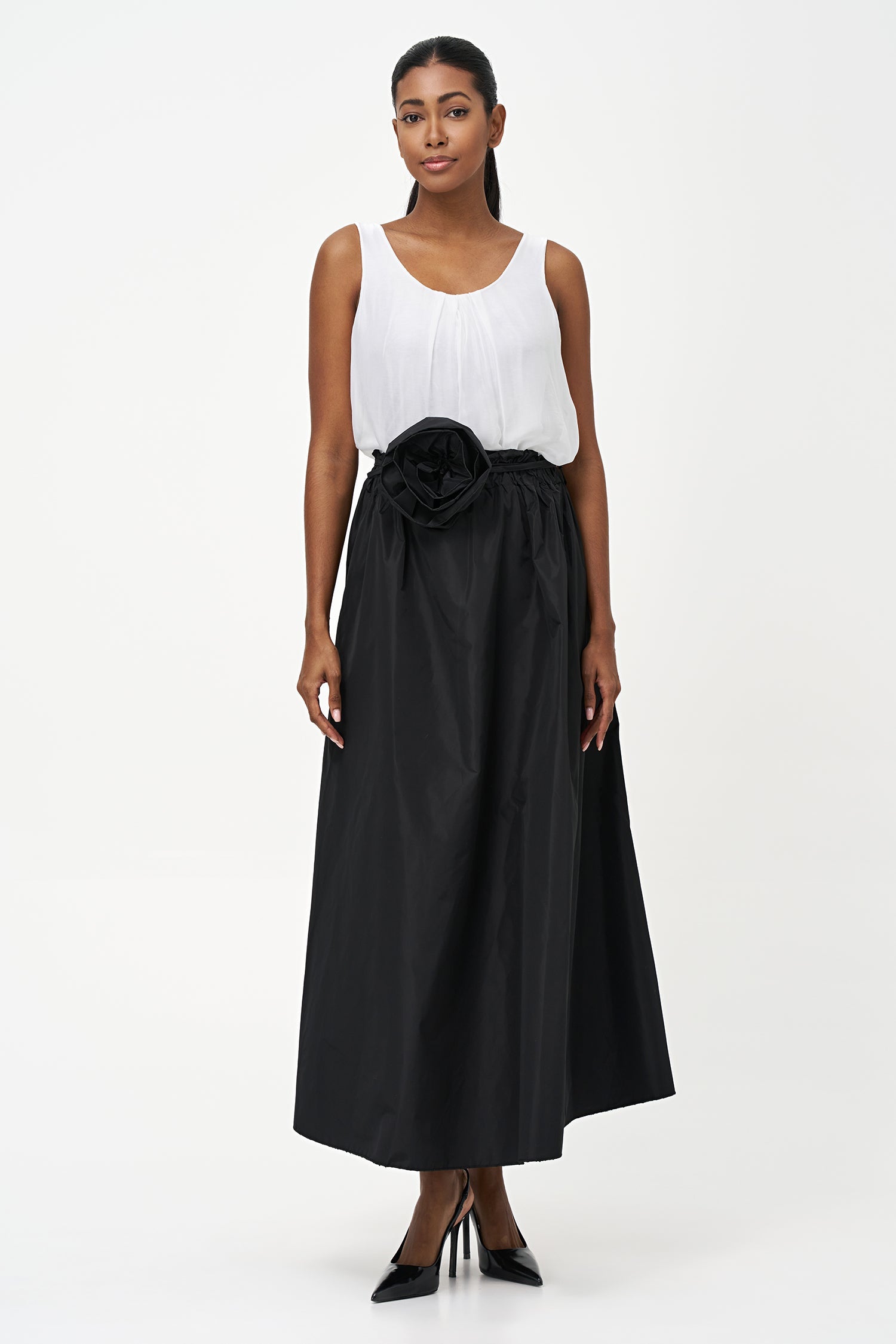 Women's Woven Scoop Neck Sleeveless Top
