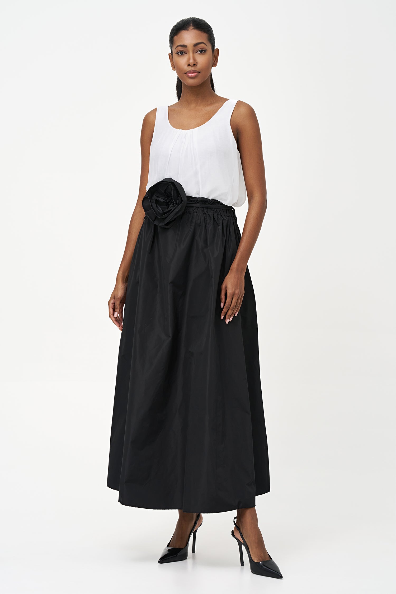 Women's Woven Scoop Neck Sleeveless Top