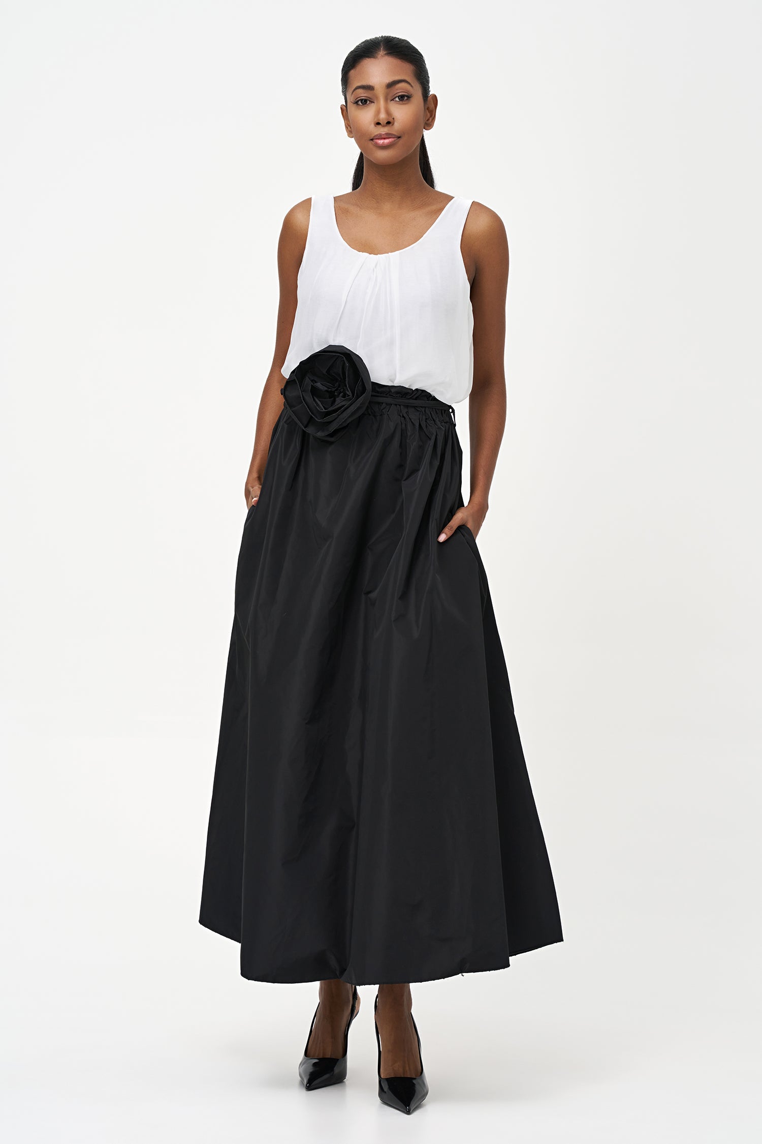 Women's Woven Scoop Neck Sleeveless Top