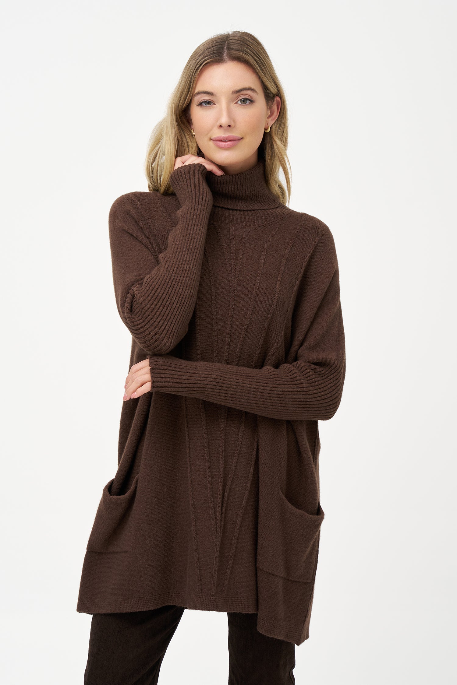 Women's Knit Vertical Rib Detailed Turtleneck Sweater With Long Sleeves And Front Patch Pockets
