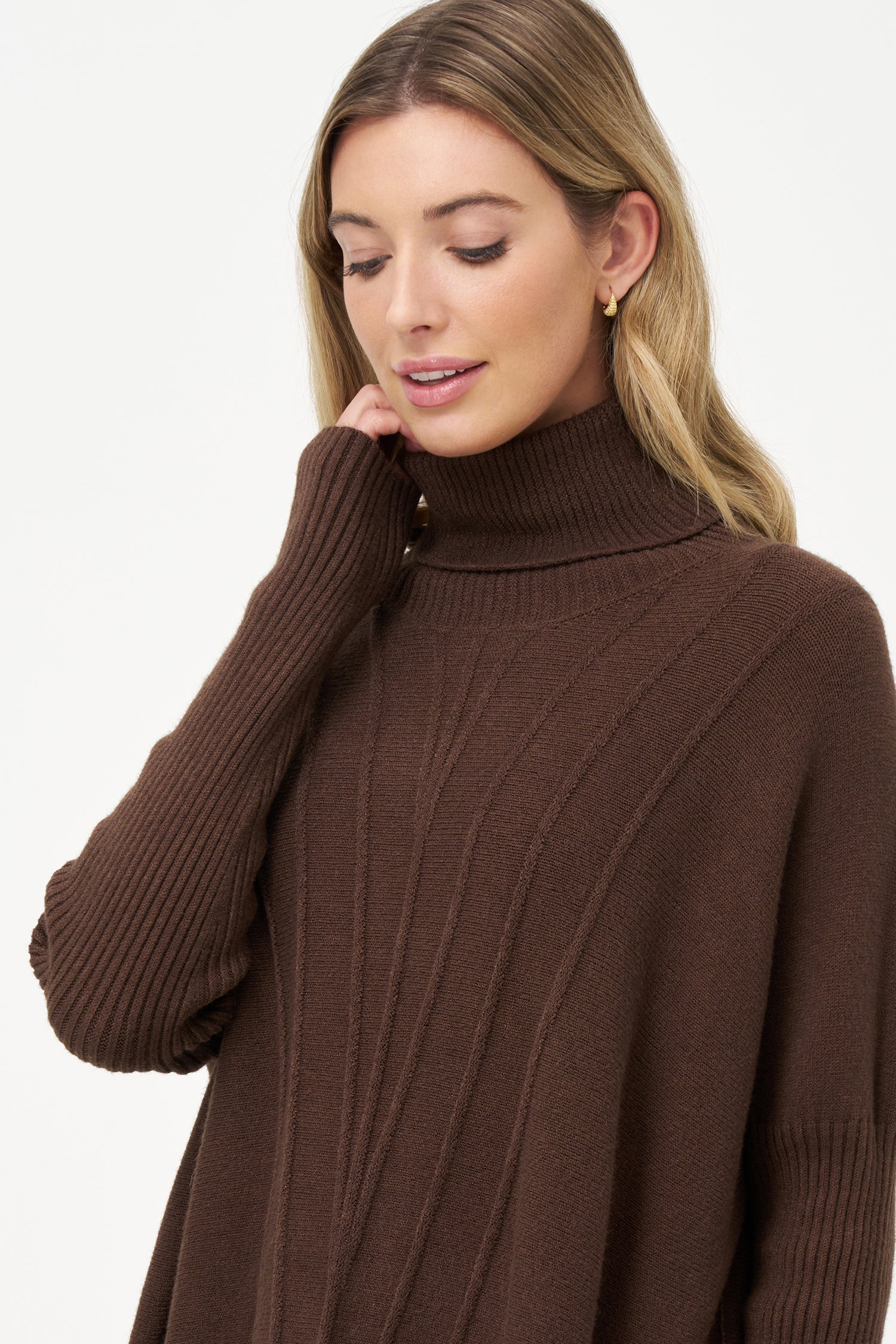 Women's Knit Vertical Rib Detailed Turtleneck Sweater With Long Sleeves And Front Patch Pockets

