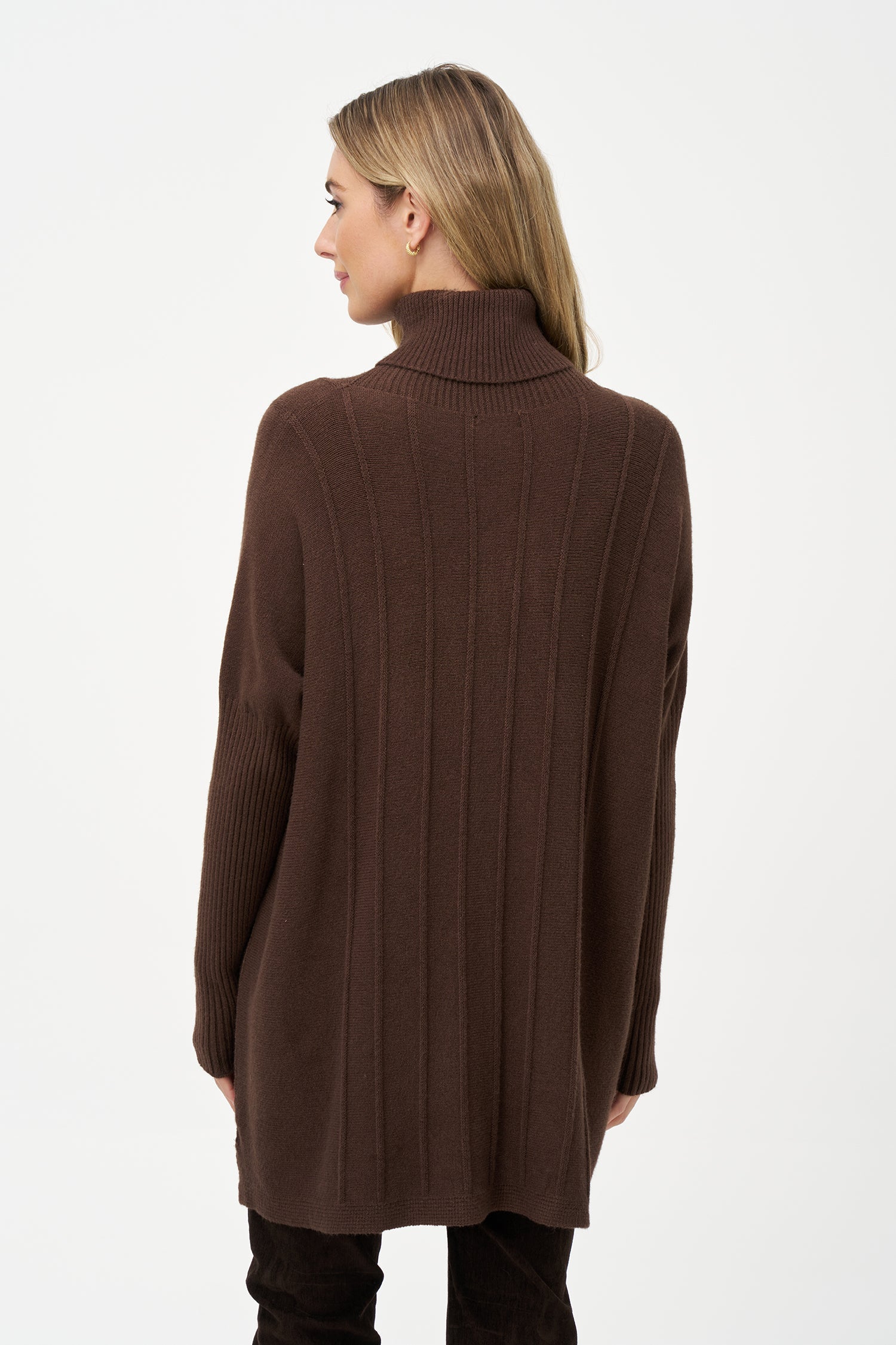 Women's Knit Vertical Rib Detailed Turtleneck Sweater With Long Sleeves And Front Patch Pockets
